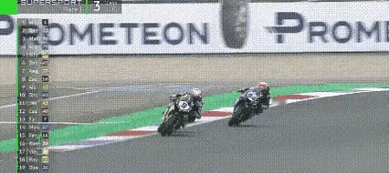 看看这个5号车手，竟然在关键时刻甩出脚去挡住“张雪机车”车手驾驶的53号赛车，这