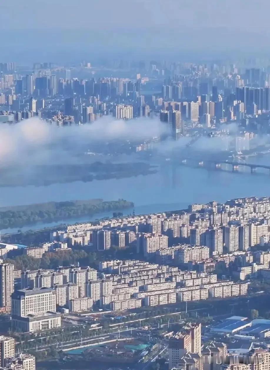 湖北GDP第三城襄阳与越南GDP第一城胡志明经济巅峰对决，襄阳属于湖北省经济前三