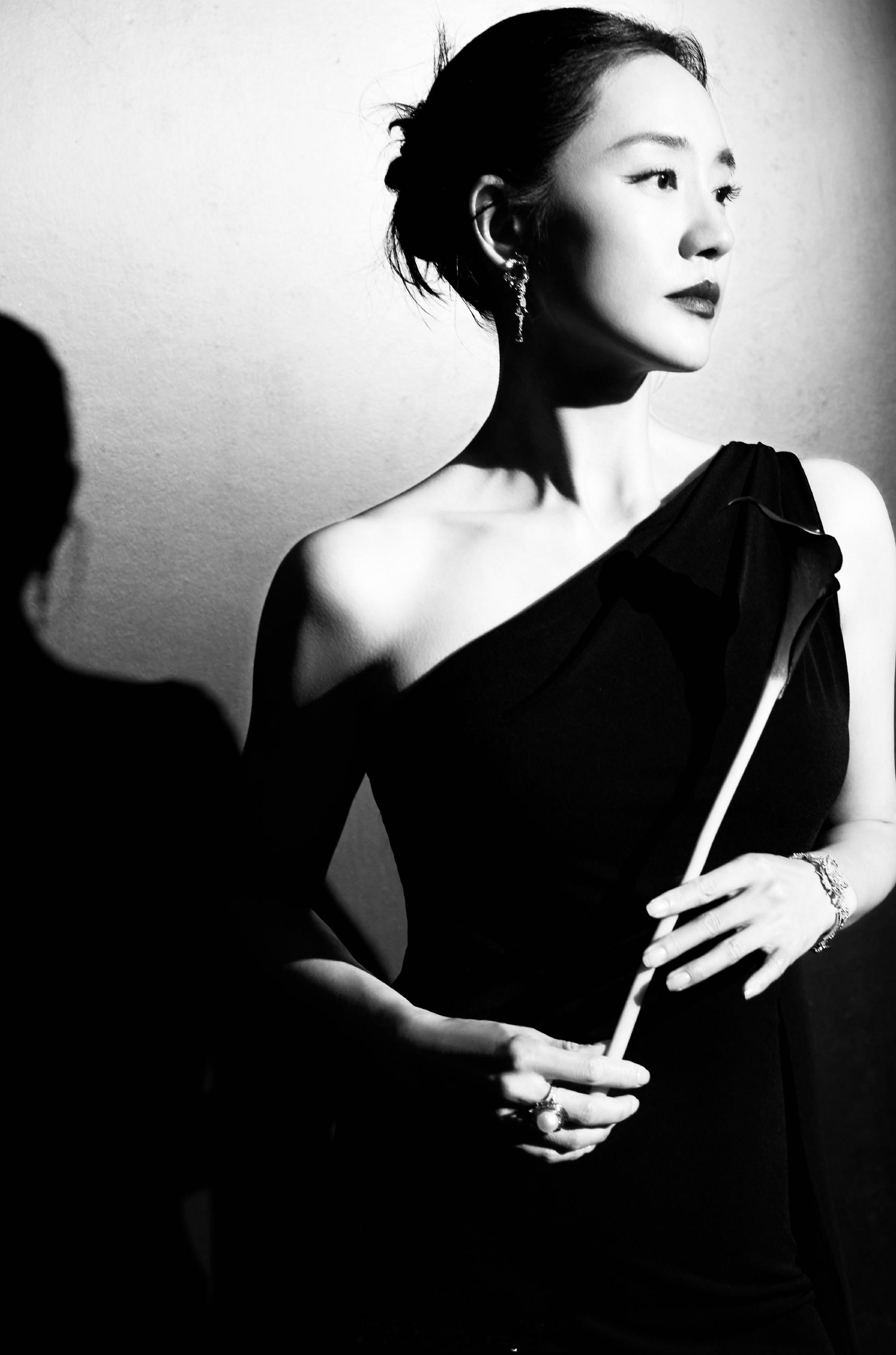 王智红唇黑裙轻透柔美