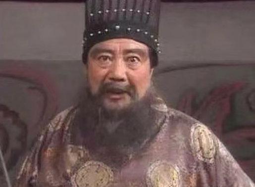 公元189年，董卓正在饮酒，忽然李儒来报：“皇帝和太后的尸体，料理妥当”。董卓听