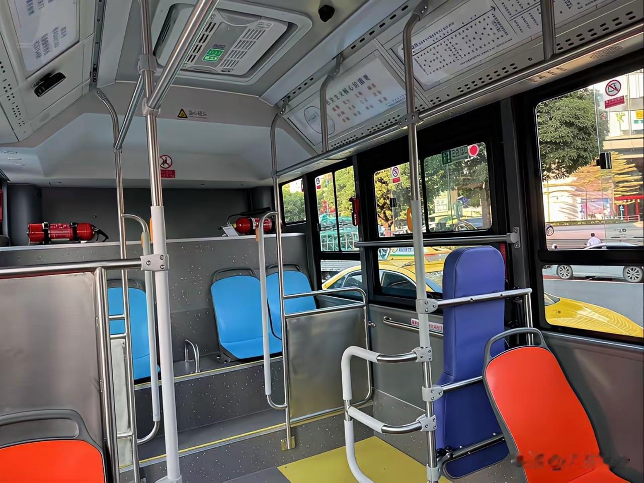据说这是广州最近引入的一批公交车，数了一下，车上大概就十几个座位。所以越少座位就