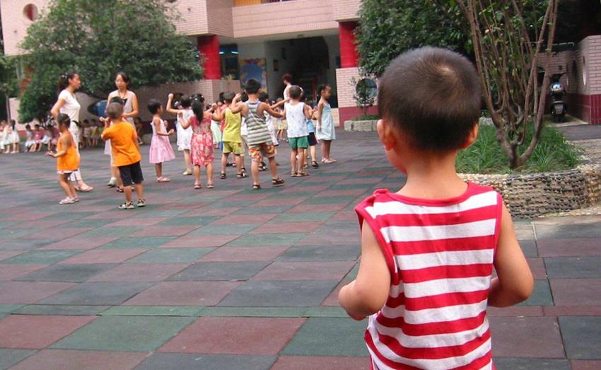 幼儿园发宝宝吃水果照片, 进口水果被换成苹果, 家长群瞬间炸了