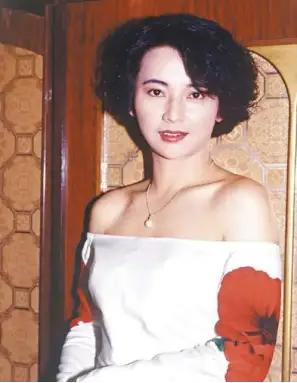 1989年，金马影后胡慧中，被吕小龙骗去拍摄《鬼狐》，拍摄时吕小龙私自加大尺度