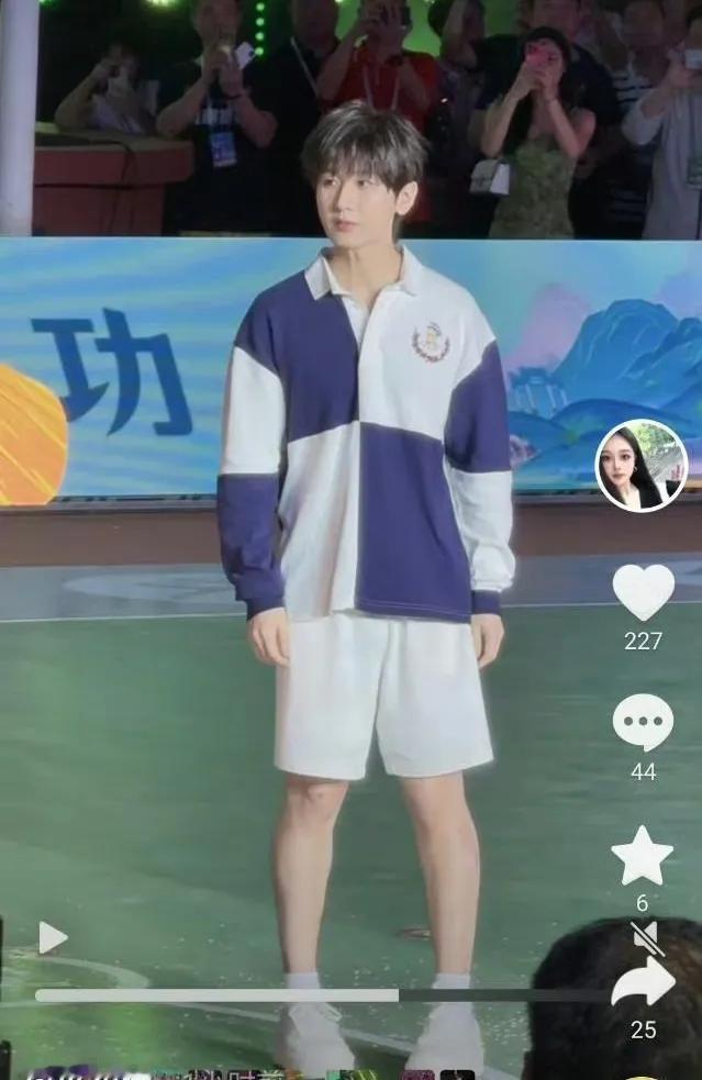 成毅是不是胖了啊？看着脸圆了一点，内八站姿好萌哦，脸圆一点也更可爱我记得