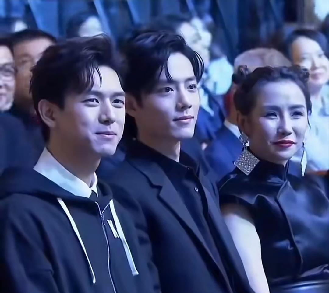李现好像在憋笑，最后还是没忍住[大笑]
