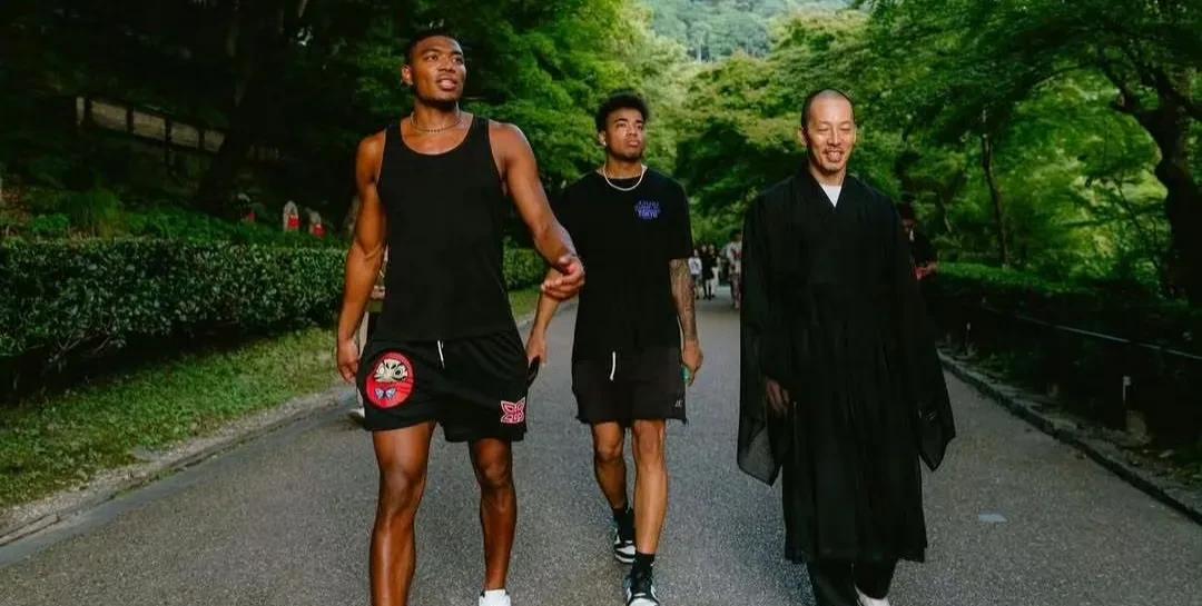 八村塁用亲身经历证明了日本寺庙有多奇葩，最基本的着装礼仪都不顾。八村塁最近一直
