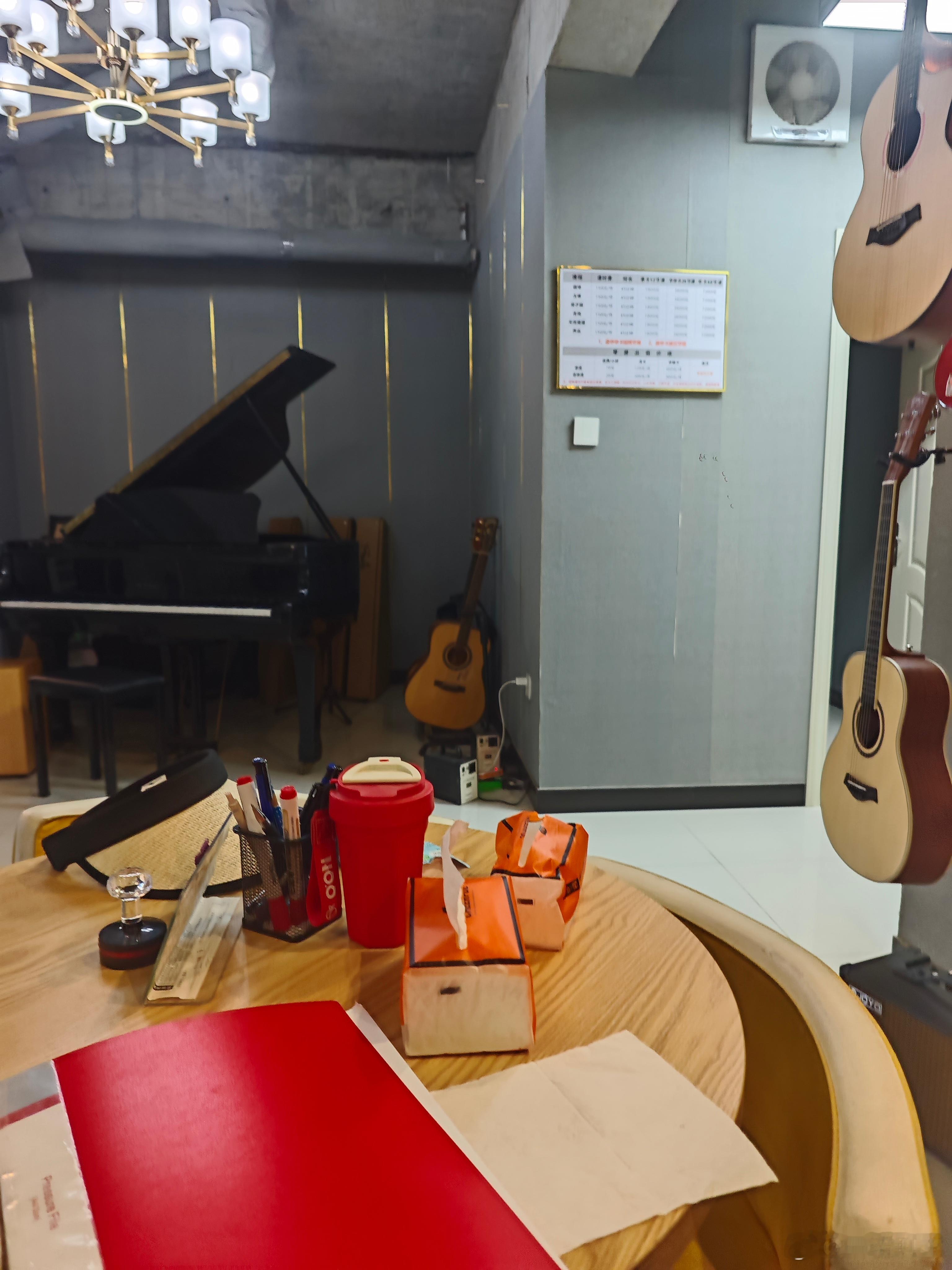 每个星期都来上两节课老师说我很有天赋建议我学完吉他学架子鼓我觉得他很有眼光
