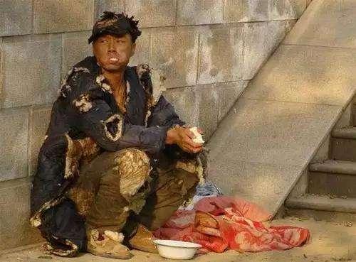 河南老人给乞丐一碗肉，对方却劝：新房别住人，真相看哭无数人！河南农村的一处