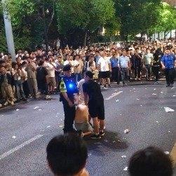 南昌红谷滩的街头，一场因误解引发的风波在国庆夜掀起了波澜。一位赤膊男子手持折扇寻