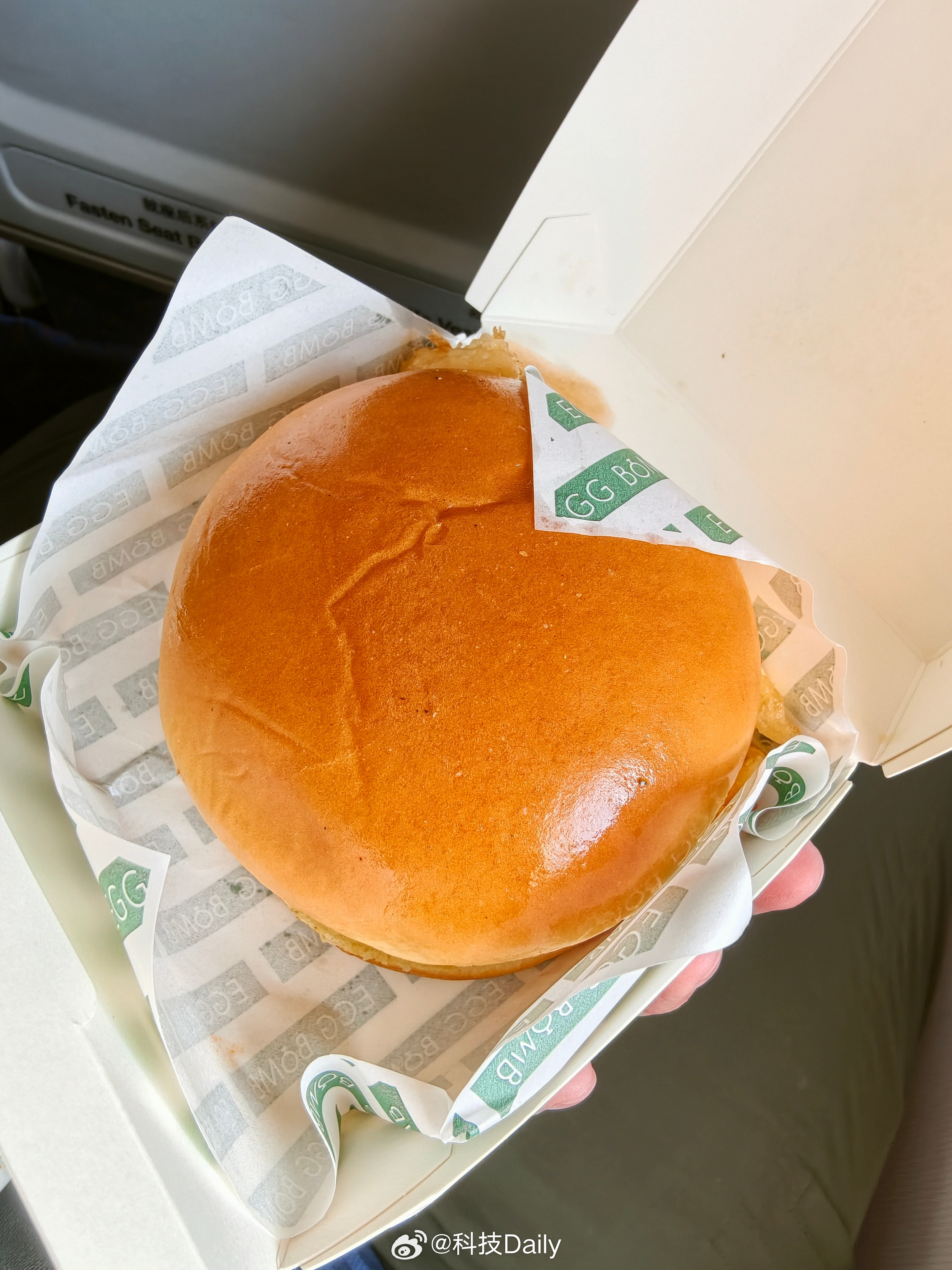 早，出差出差，假期后的第一天果然很堵，没赶上去休息室吃早餐，机场买了个大汉堡花了