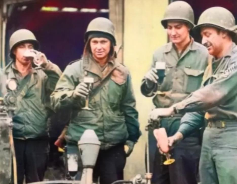 1945年2月，美军在莱茵河畔击溃德军后，在一个仓库里发现了大量装满啤酒的木桶。