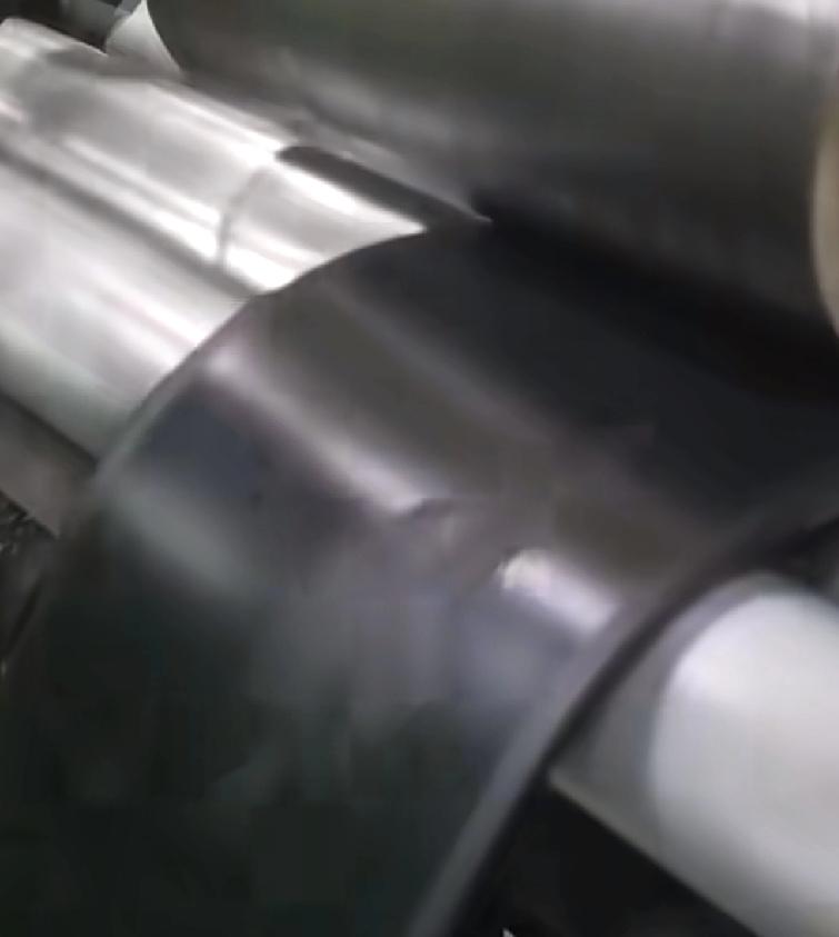 这事儿一出，大家以后还敢坐高铁吗银巴铁路桥梁上的橡胶板，有人发现材料有问题，于