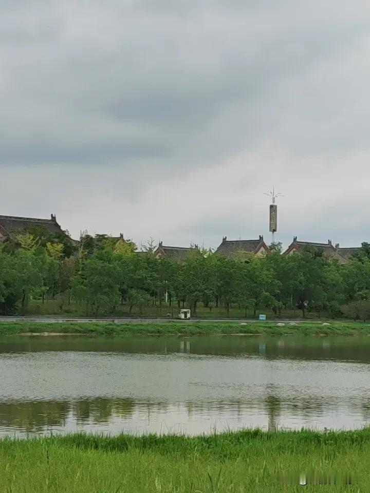孤独，是最高级的贵气别怕不合群，怕的是在人群里弄丢了自己。真正的贵气，从不来