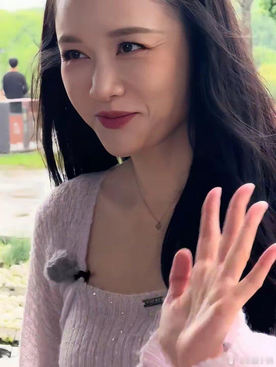 陈乔恩近照太惊艳！一袭粉色海马毛开衫衬得她元气满满，紧致的肌肤透着光泽，笑起来时