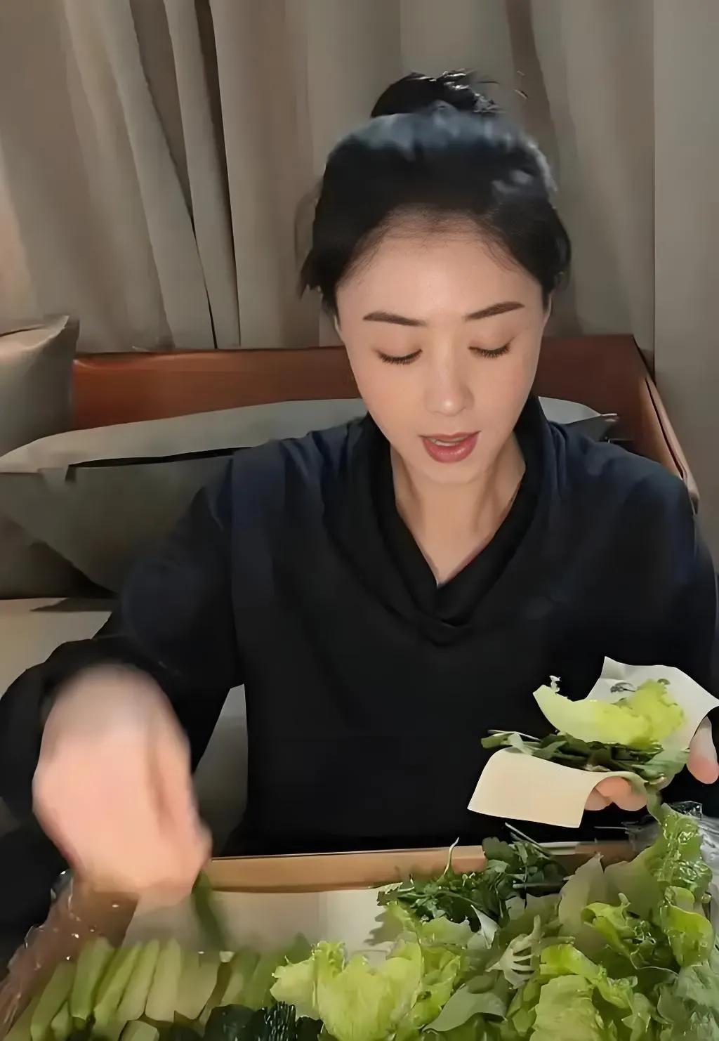 2025年8月28日，蒋欣在社交平台晒出剧组减脂餐，直呼“全无味道，吃得生无可恋