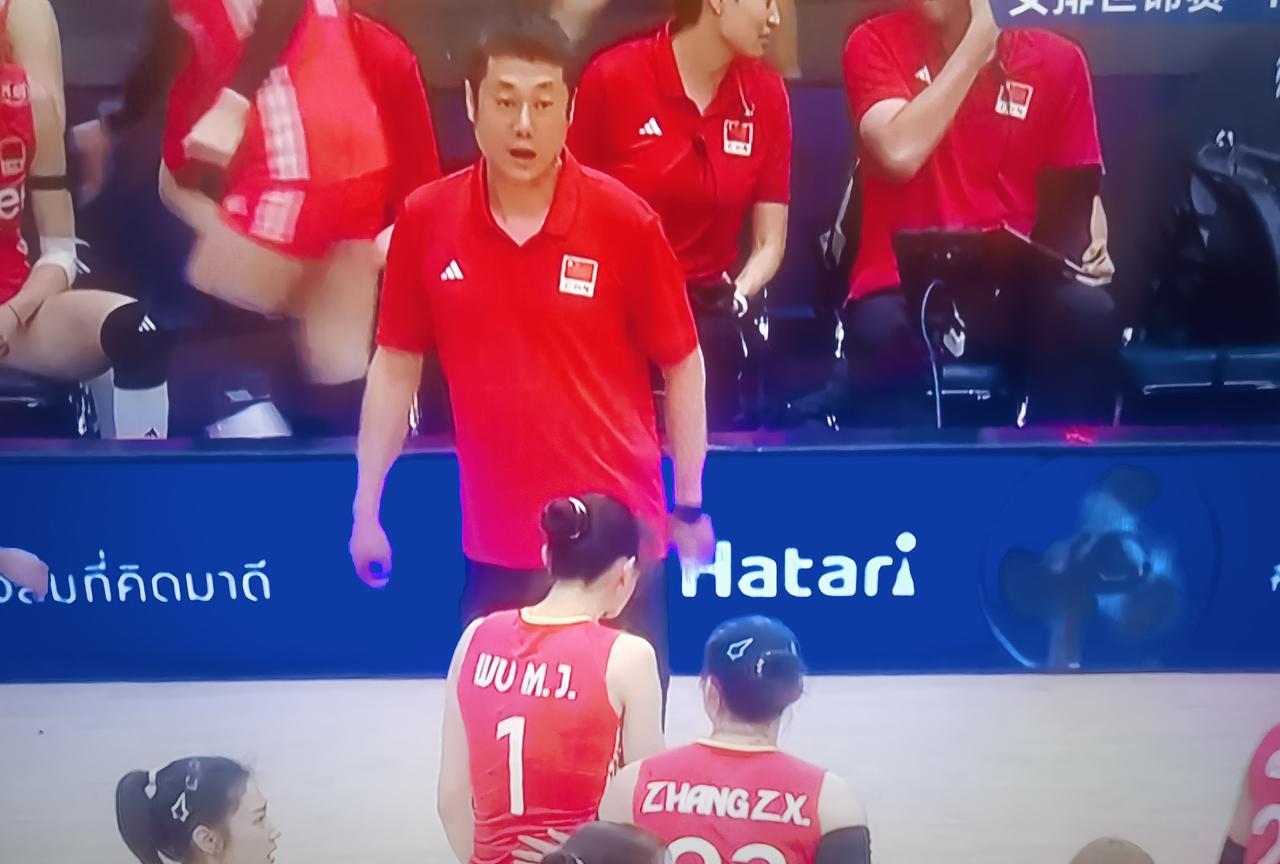 刚刚女排世锦赛，第一局中国女排0：1先丢一局，落后法国女排！通过第