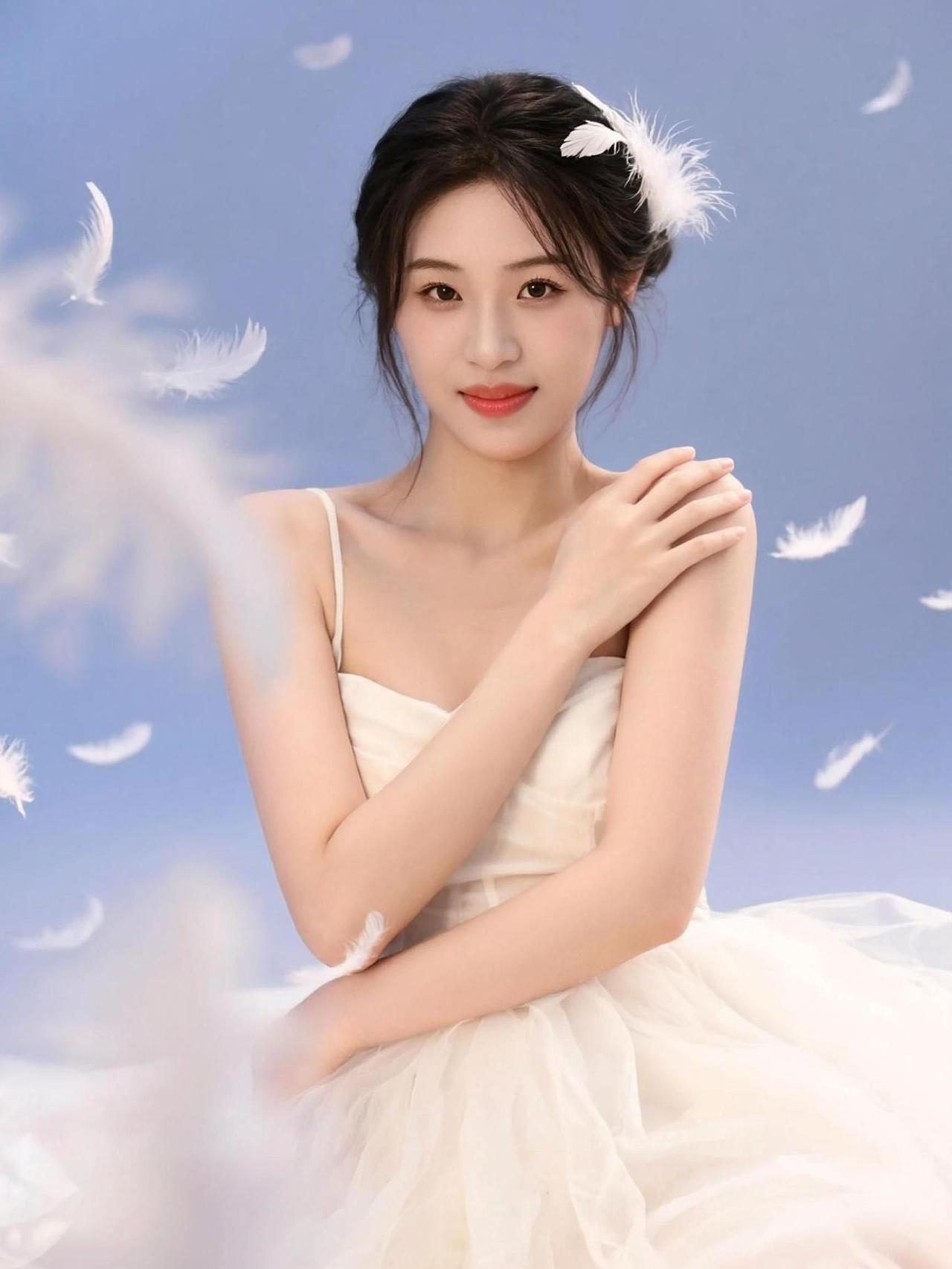 梦里有光，裙摆上是羽毛的低语。轻柔的风，像时间的呢喃，吹动了心底的柔软。你是自己