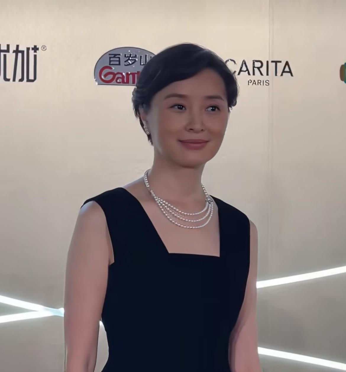 朋友在上海见到吴越，回来说了个大实话，她说别再说吴越是大美女了，美女这个称呼