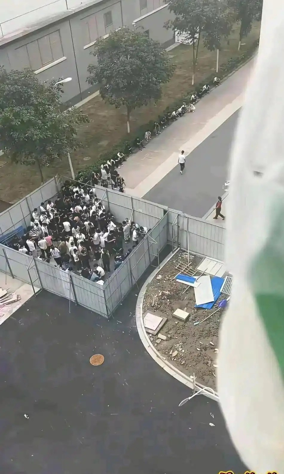 工厂的吸烟区，是不是有点侮辱人了？