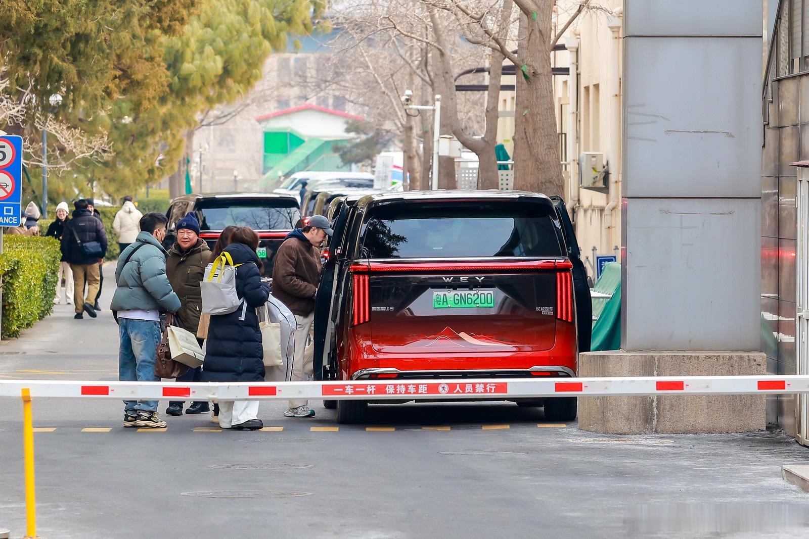 估计是今年春晚开始彩排了，台里楼下来了一堆长城魏牌高山，都在接送艺人，看侧面贴的