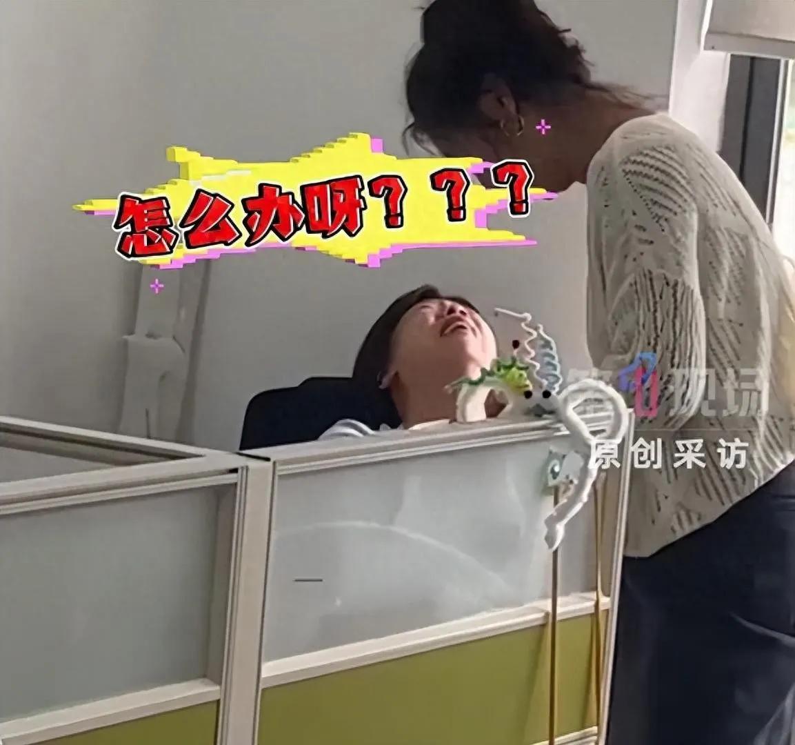 深圳某间寻常的办公室里，四年级数学老师韦丹兰，竟当着同事的面，红了眼眶，落了泪。