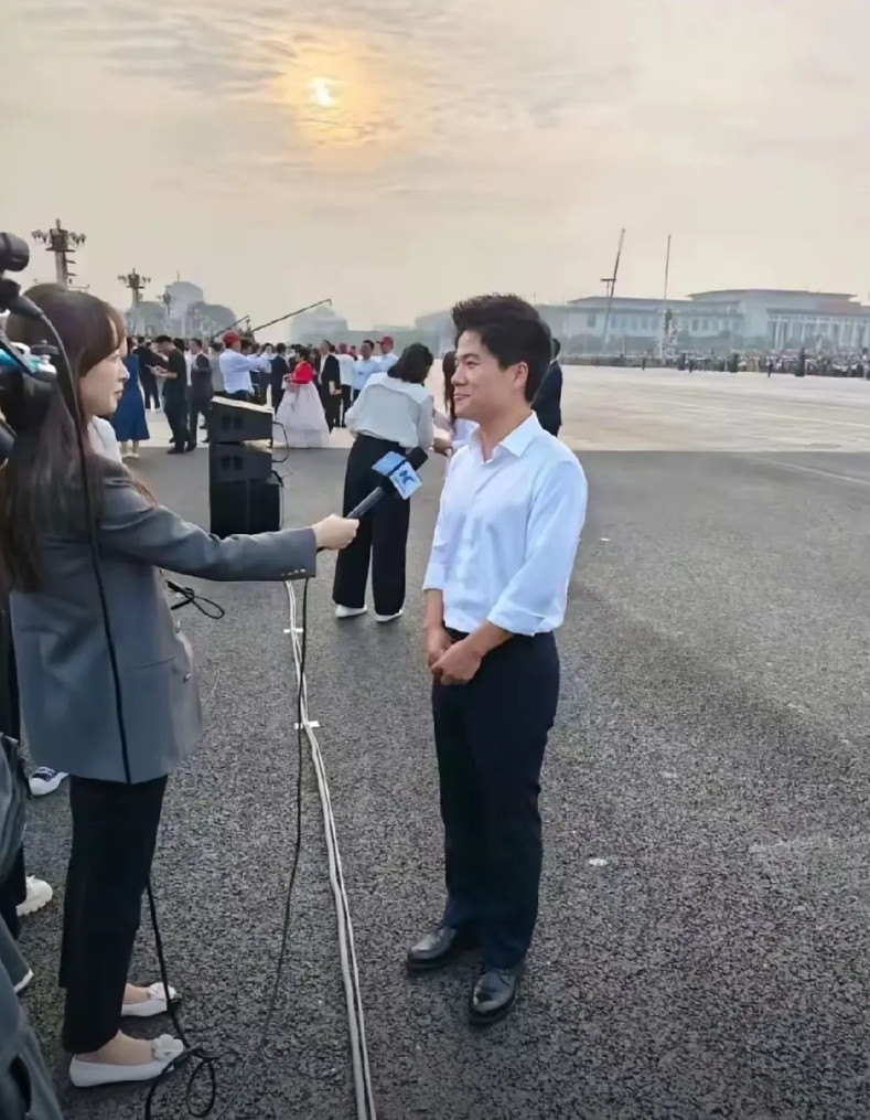 董宇辉为什么受邀观看阅兵仪式？只因为他是当下炙手可热的卖货网红？答案：一定不