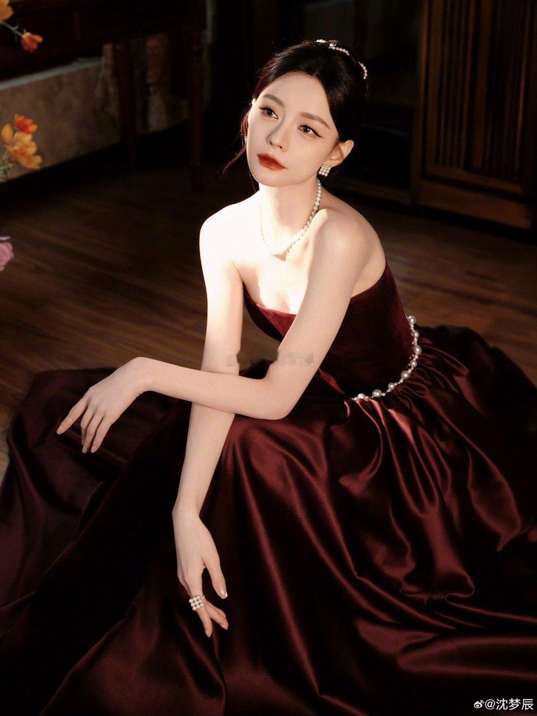 芒果系的女主持里成长的最好的应该就是沈梦辰了，颜值抗打、业务能力在线，可端庄大气