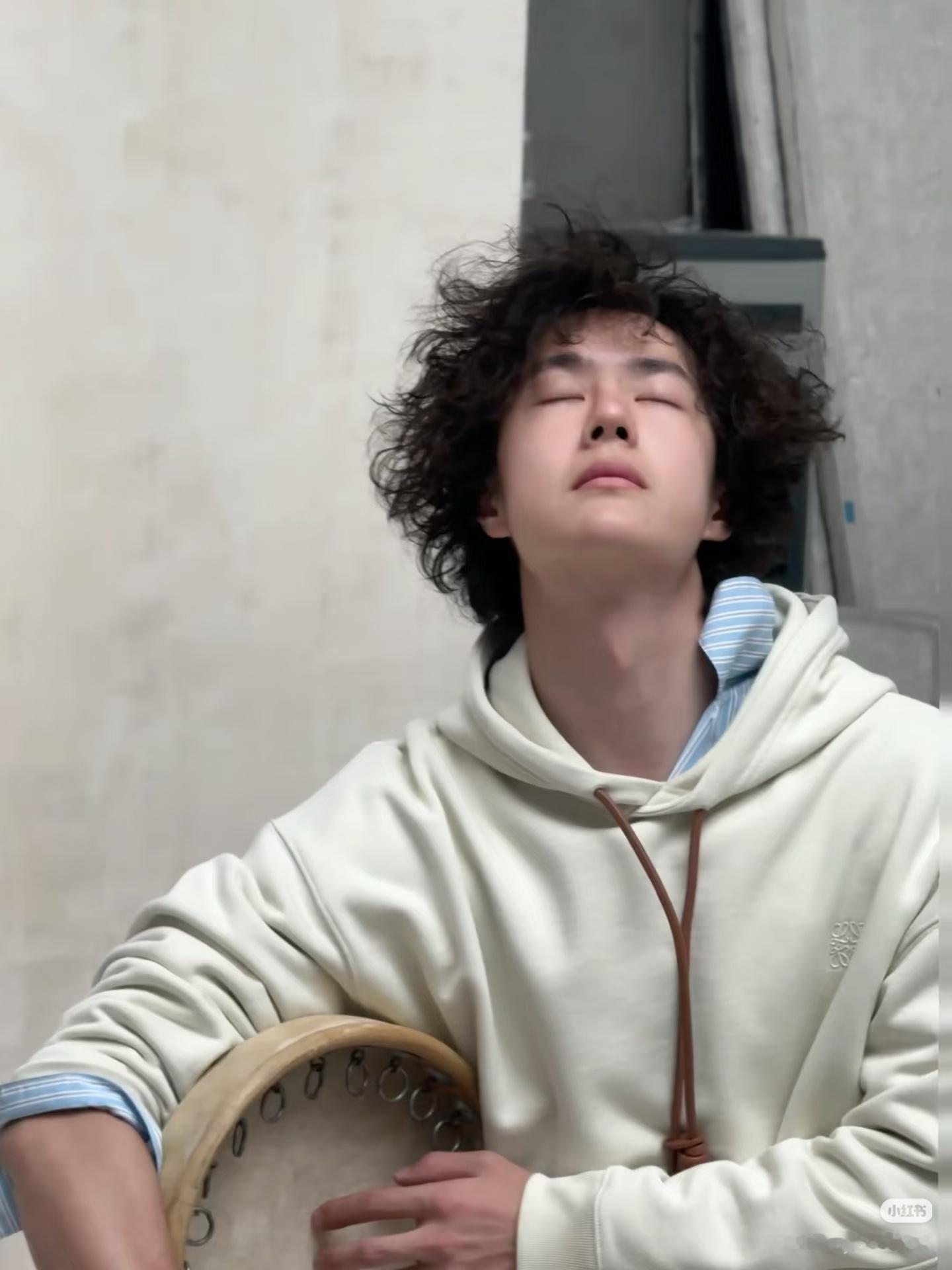 王一博杂志花絮Live图，这哥的身材和气质真的没话说，给了内娱一年回来后发现一个