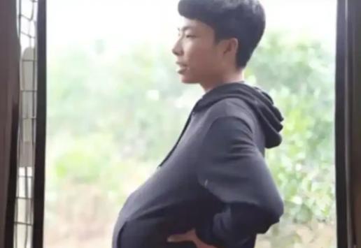 2003年，重庆小伙肚子异常大，被村里人嘲笑怀孕，手术后，男子真生下18斤的“女