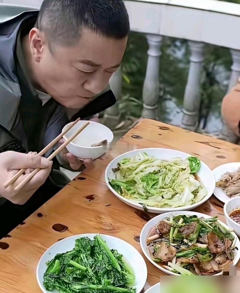 王菲低头躲镜头那一下，全网都看见了。带李嫣去音乐节给窦靖童捧场，被拍了，她拿手挡脸，身子往后缩，笑得