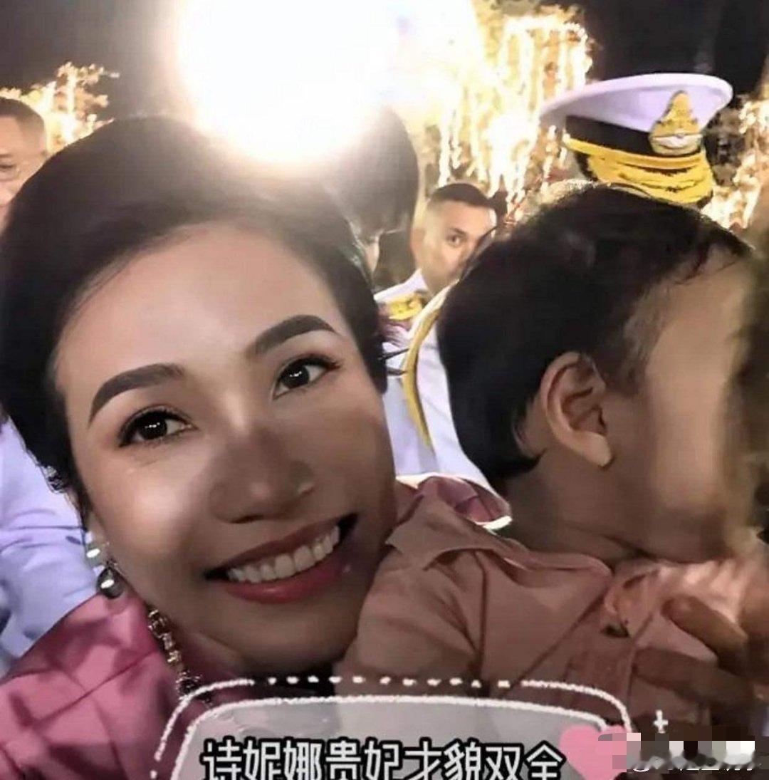 泰国那边又出王室大新闻了！二等贵妃诗妮娜最近直接晒出和泰王玛哈的合照，照片里泰王