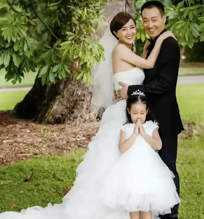 内娱最稳神仙眷侣，还是没能熬过生离死别。朱媛媛癌症离世不到一年，辛柏青就被传