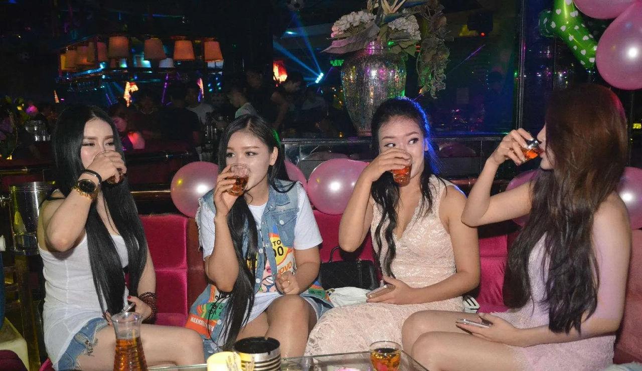 现代少妇的价值观。外边玩得七荤八素，回家不让老公碰一根指头；对自己爸妈孝敬有