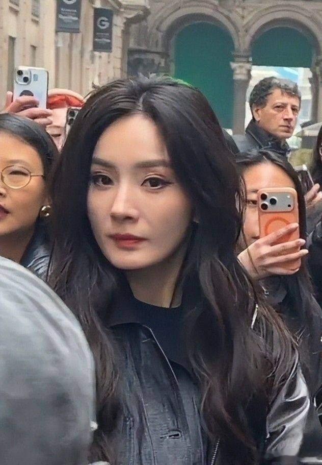 杨幂的脸就像跳楼机，你永远不知道她何时“变脸”。请看后三张图，这是前段时间的杨