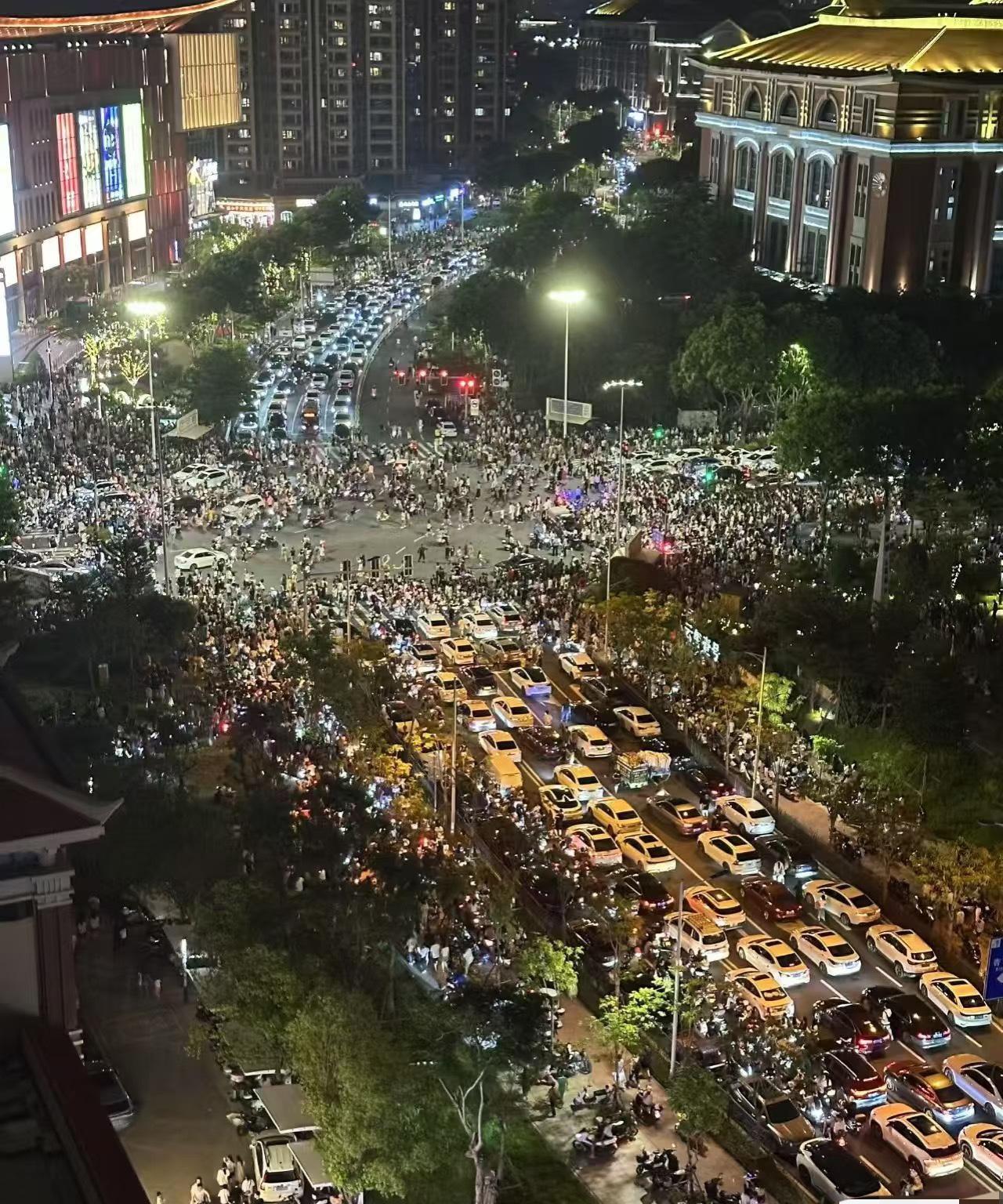 厦门这波凑热闹，我是真的不理解啊。看到官任站这场景，真的有吓到我了。厦门街头到