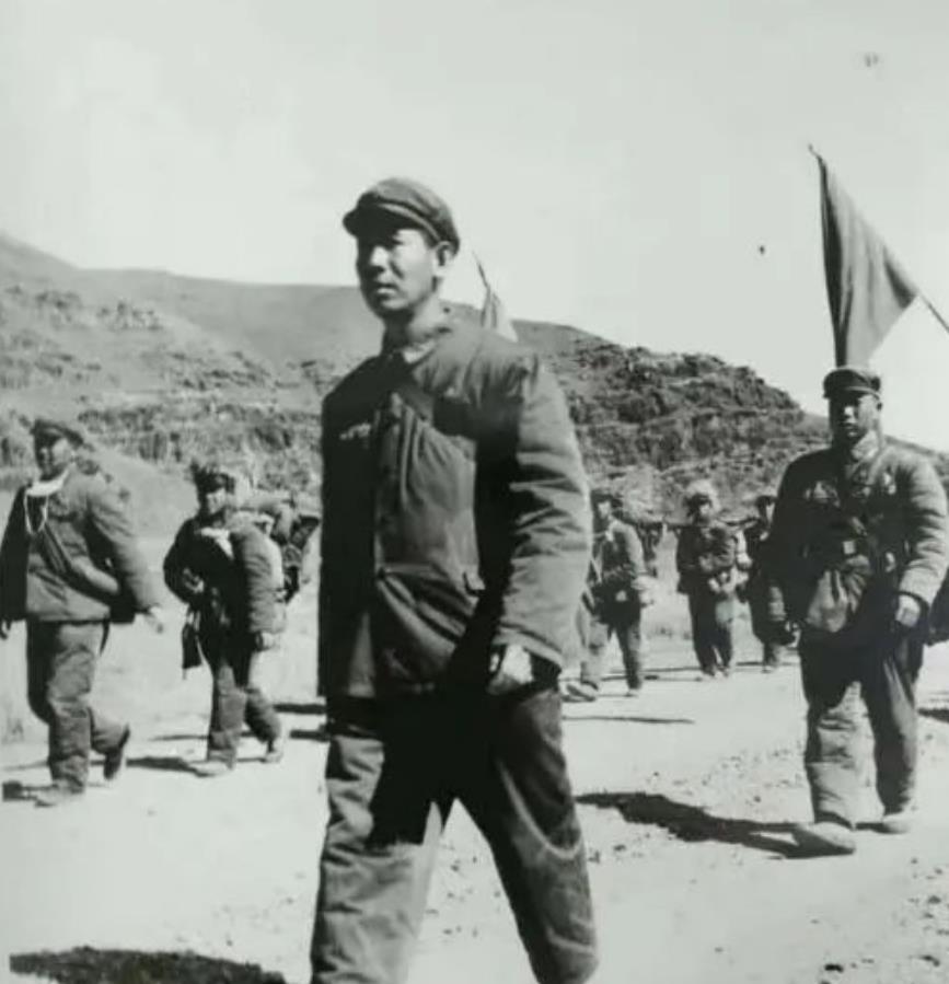 1962年，为了应对突发敌情，第67军展开突击拉练。这天晚上，第67军201师吹