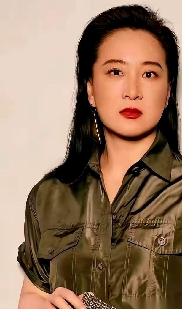 雷佳音对着瘦身后的贾玲，当场就问了一句：“你是谁？”这可不是开玩笑。他亲口说，现