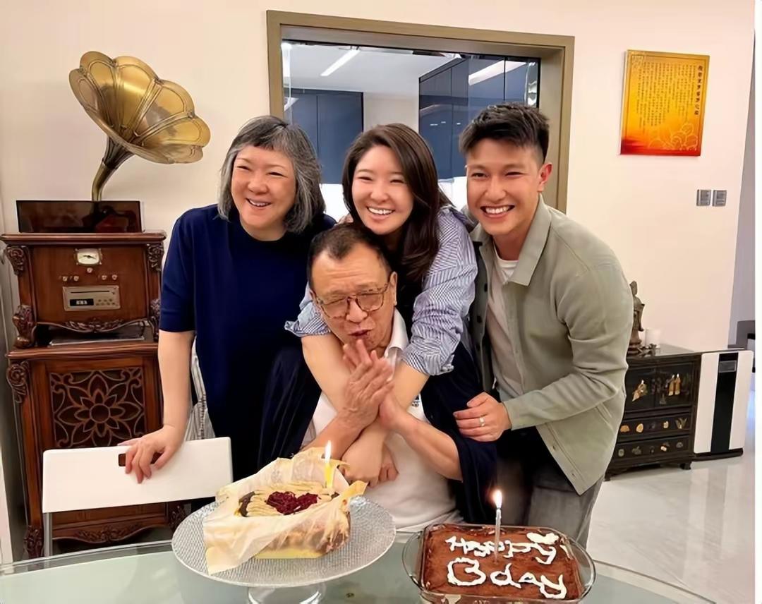 许绍雄离世前很多艺人赶去医院探望，大家都在说港圈很有人情味。其实因为港圈很小