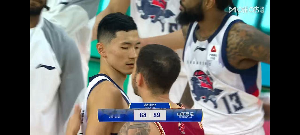 山东高速凭借鲍威尔和陈林坚的出色发挥，以89：88一分险胜浙江稠州金租，率先挺进