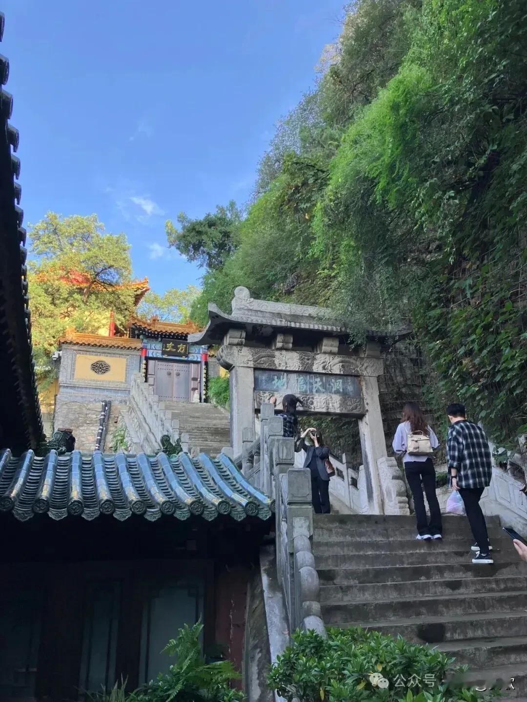 上联:鸟谈林外趣下联:云游山间闲横批:闲情逸志