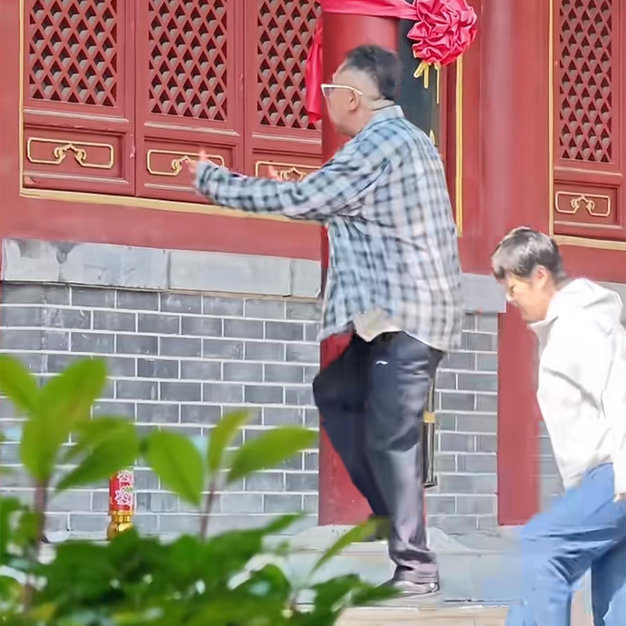于谦爬山被网友偶遇，谦嫂白慧明低调同行，夫妻俩穿着接地气于谦很有辨识度！德云社于