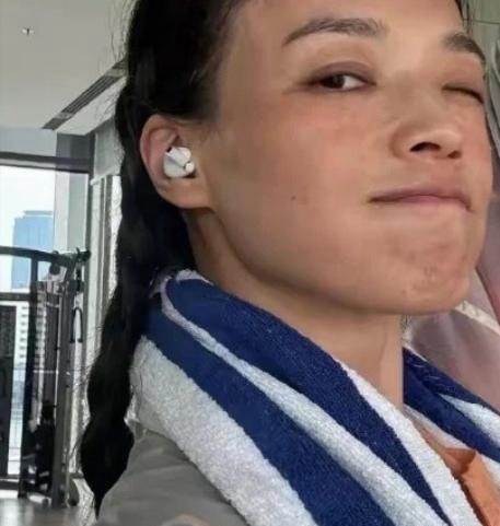 40多岁的舒淇晒出自己的全素颜照片，肤色不是很均匀，也不是很干净，看着有点暗沉，