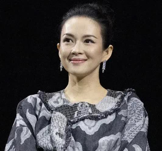46岁的章子怡。真的给所有女人都上了一课。哪怕你身材变形、容貌变