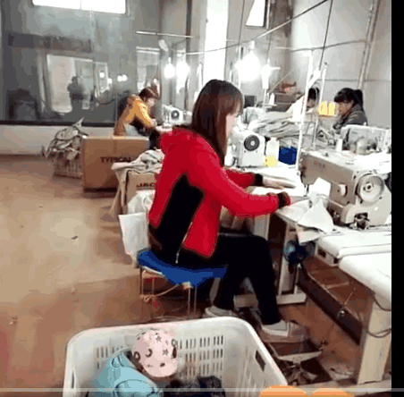实拍: 离异女子为了生活带孩子到工厂上班, 网友: 孩子真可怜