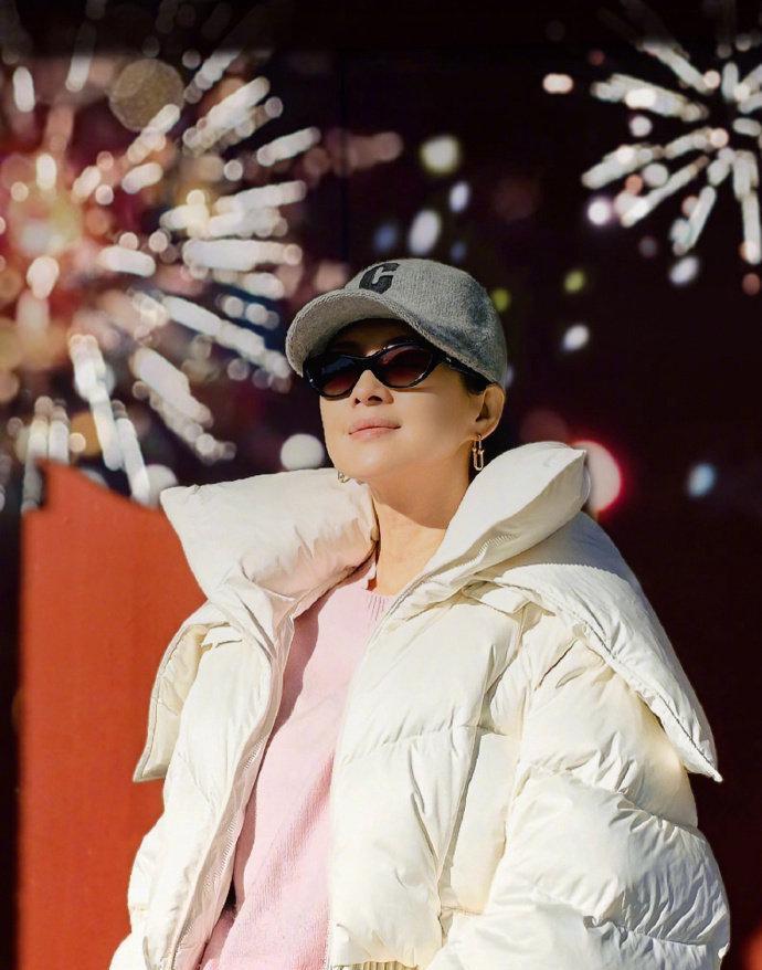 2025年最后一夜，章子怡放下巨星光环：什么都好，就差爱情。工作排满2026，