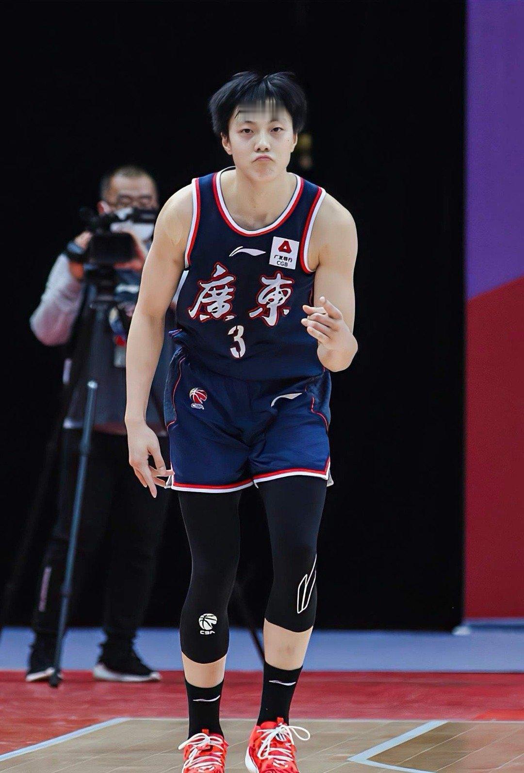 广东队93-86险胜北控队，看看本场比赛广东队首发球员的正负值！1.胡明轩：出