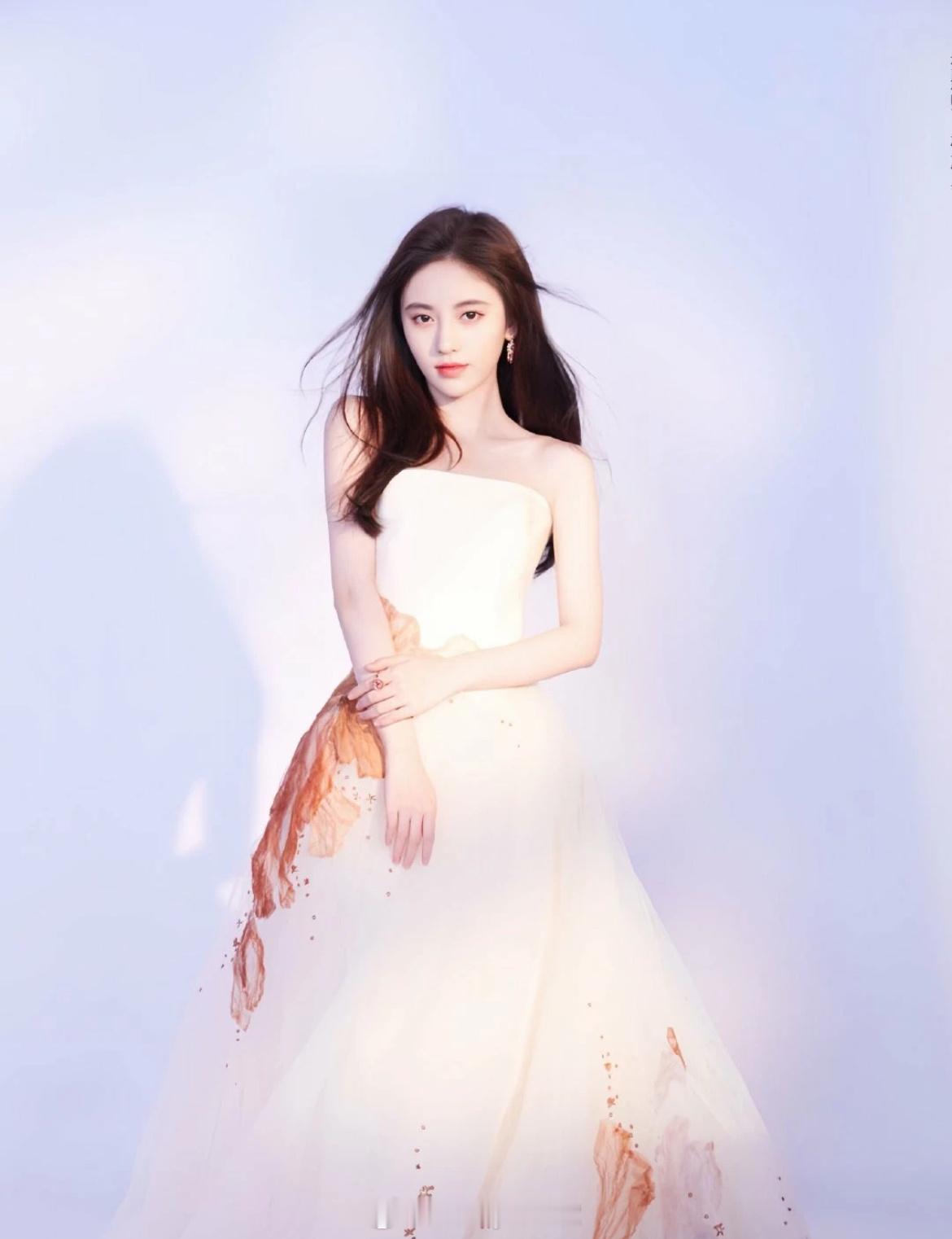 鞠婧祎没见过的图加一，好像还和杨紫撞衫了​​​