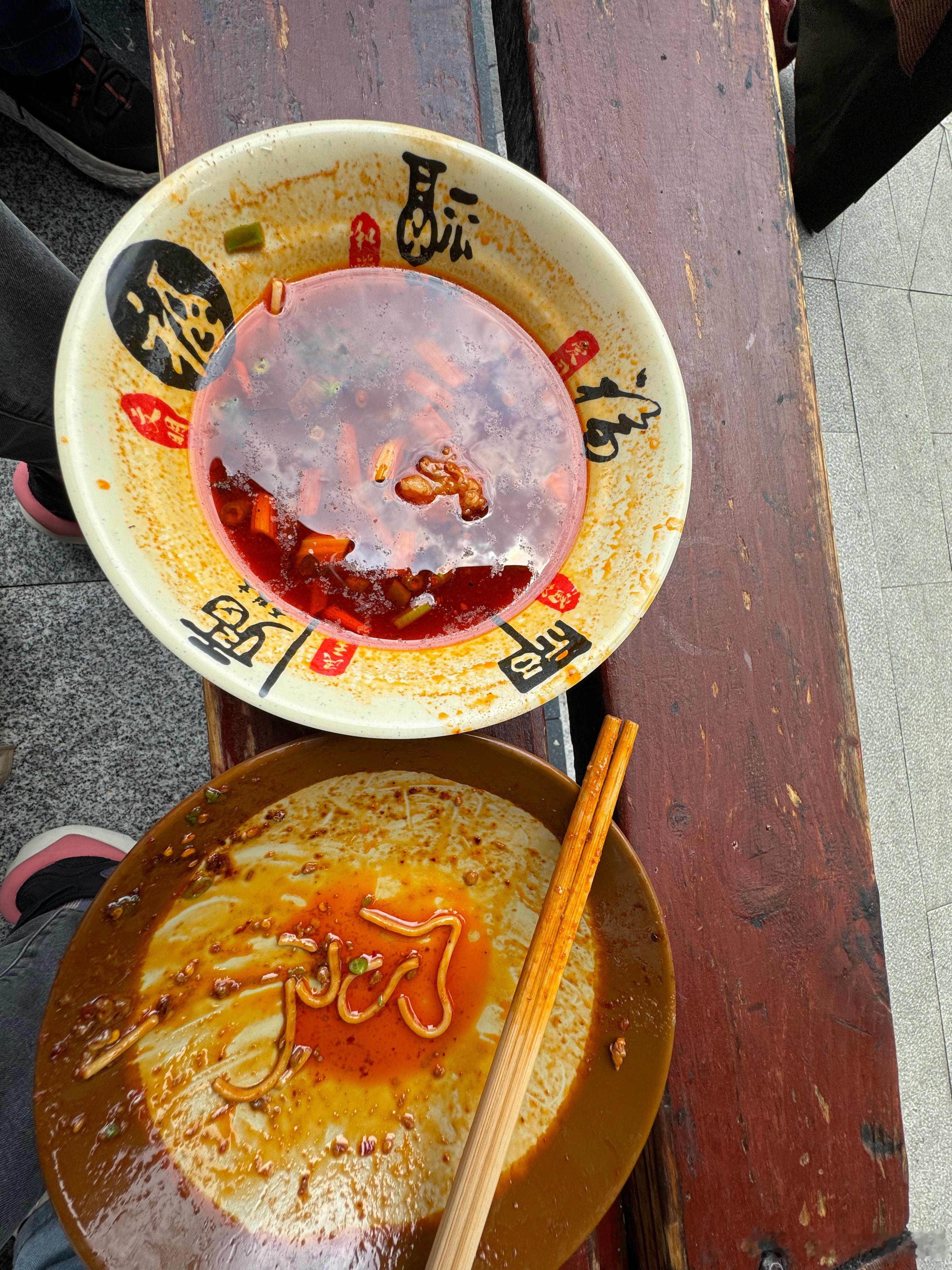 把老婆女儿送到游乐园和女儿朋友玩，我来这里吃碗面。成都·大碗面