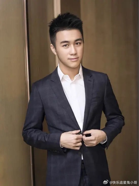 何猷君与父亲赌王何鸿燊照片的一张留影，与父亲年轻时有几分神似。