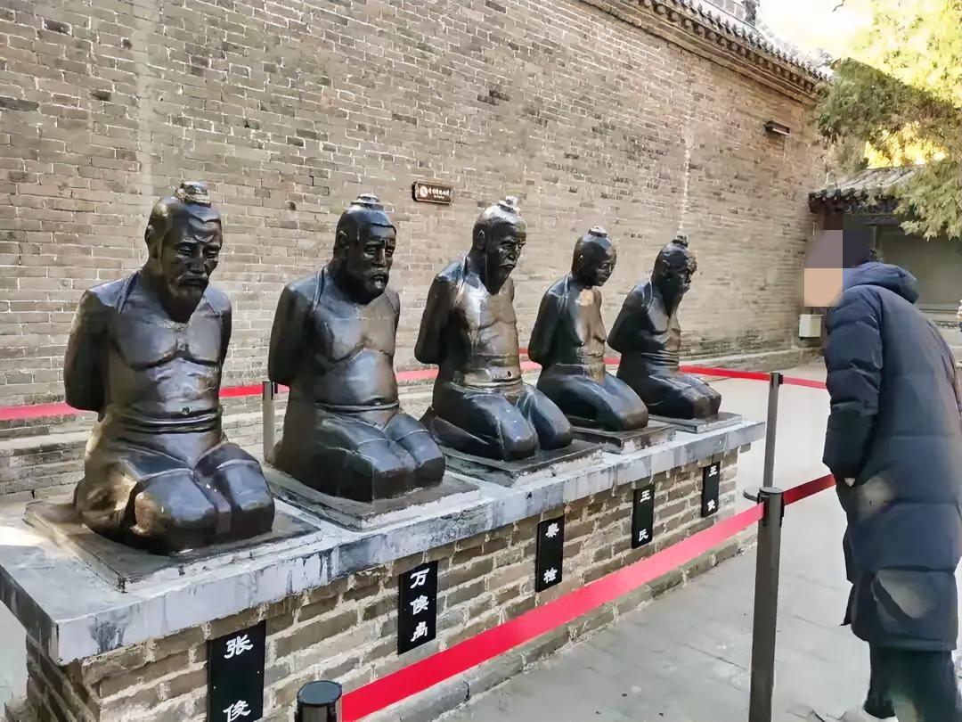 台北市议员侯汉廷建议，在上海四行仓库纪念馆厕所旁边，立王定宇、顾立雄跪像。他给出